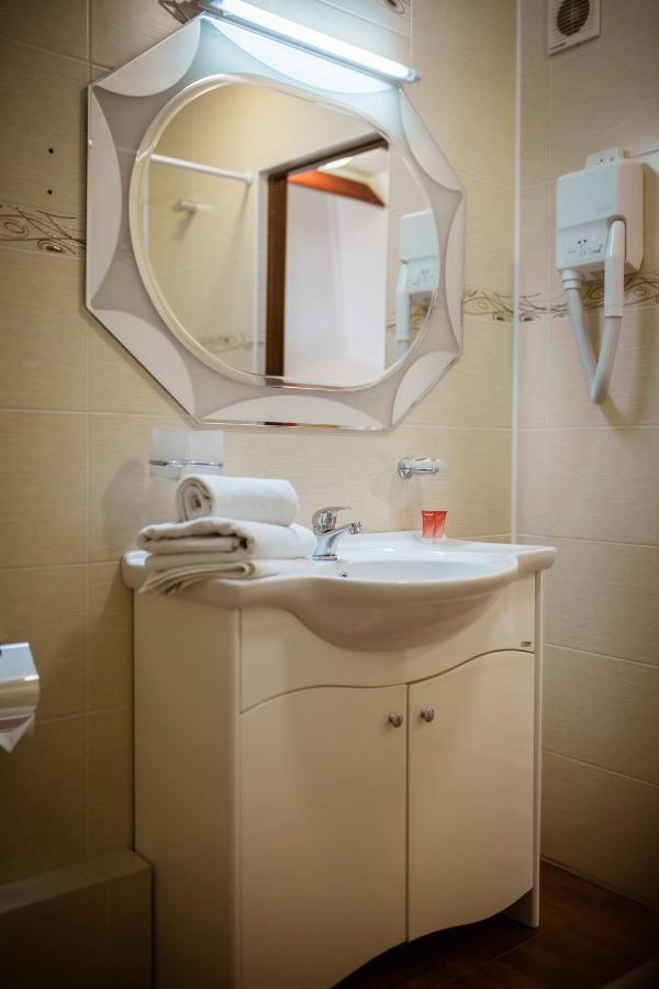 Vila Muntenia Hotel Chisinau Ngoại thất bức ảnh